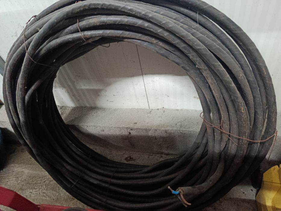 Rolos de cabo elétrico subterrâneo