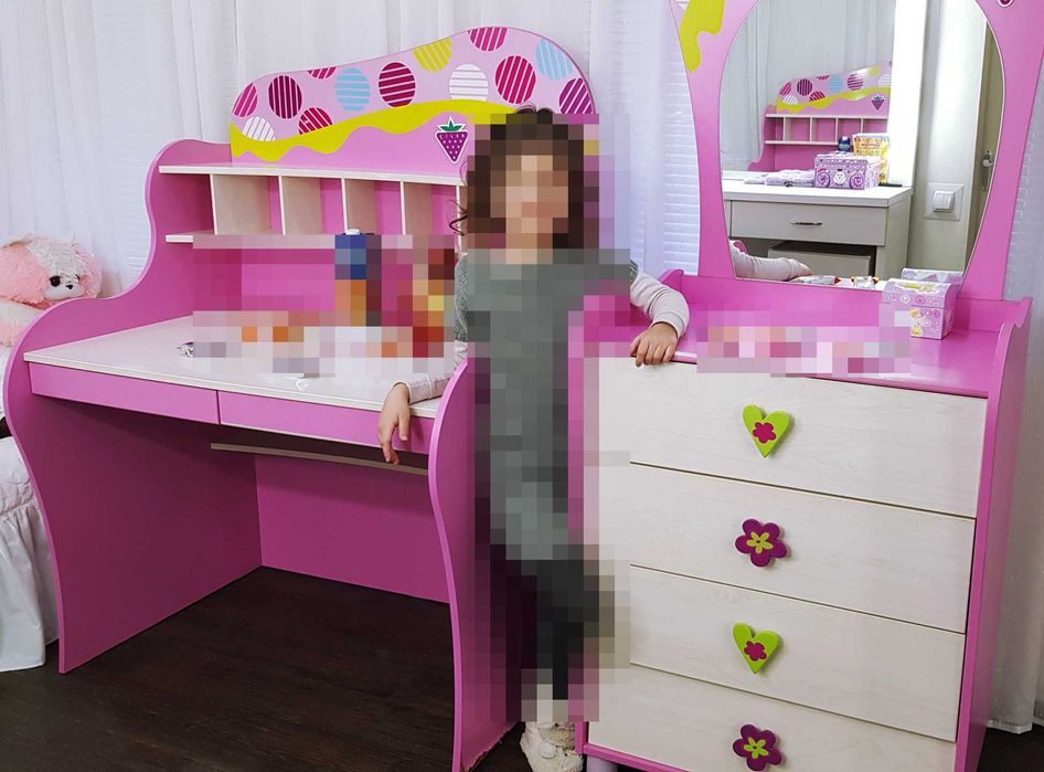 Комплект детской мебели. Стол, парта, трюмо, комод с зеркалом