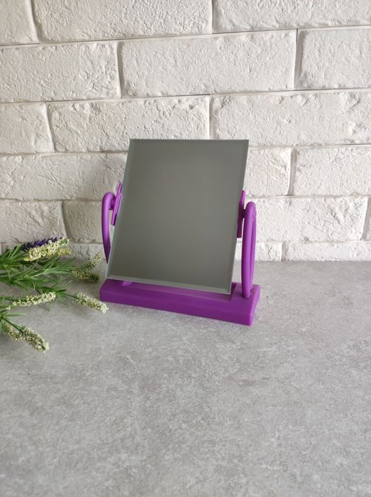 Lusterko małe na nóżce do malowania makijażu.