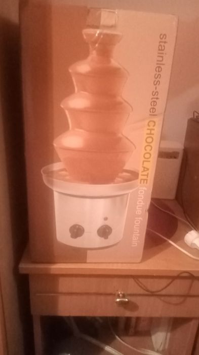 Шоколадний фонтан оренда доставка за окрему плату