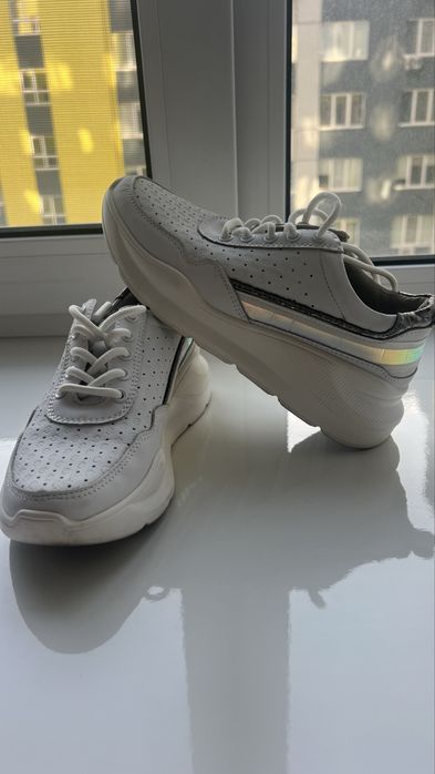 Кросівки жіночі шкіряні