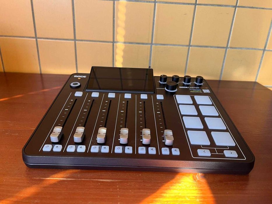 RØDE RØDECaster Pro II - Mesa de Áudio Profissional - NOVO