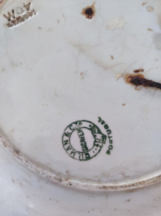 Vendo pratos muito antigos