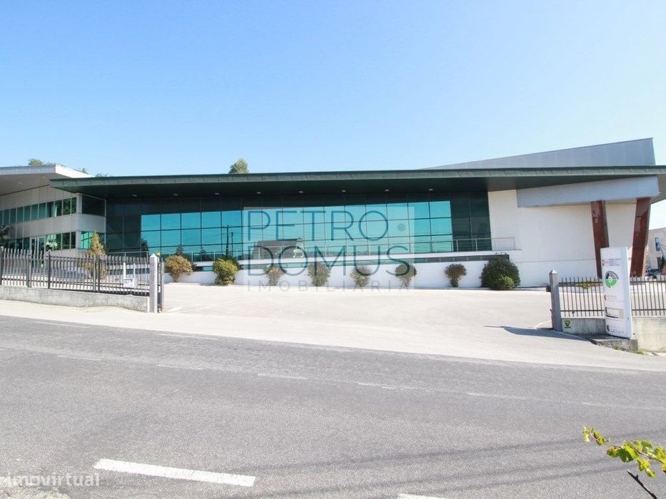 Pavilhão Destinado A Indústria Com 2 Pisos De Escritórios