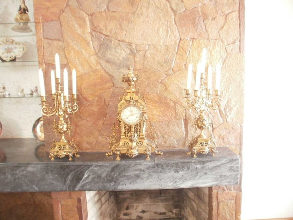 Conjunto de relógio e candelabros
