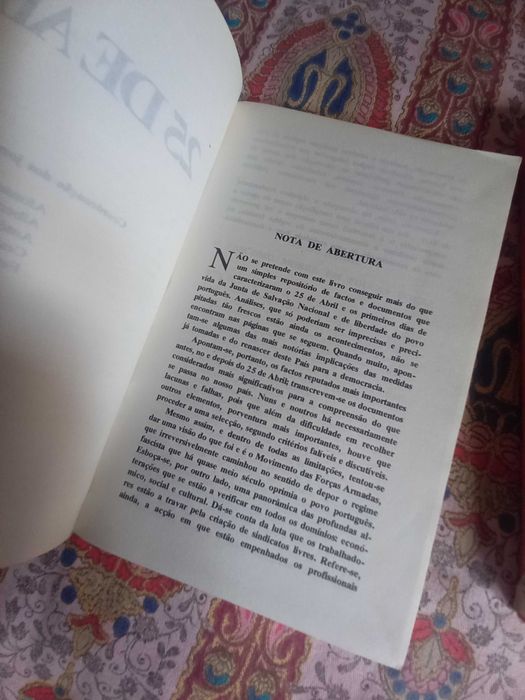 dois livros por 5 euros sobre 25 Abril e General Humberto Delgado