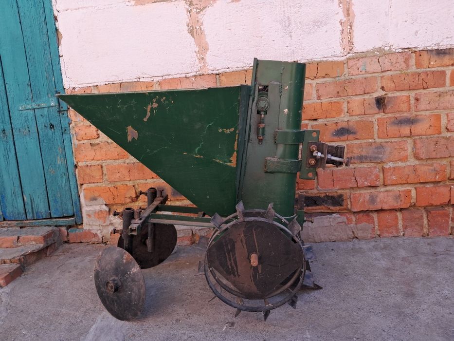 Продам картофелекопалку .