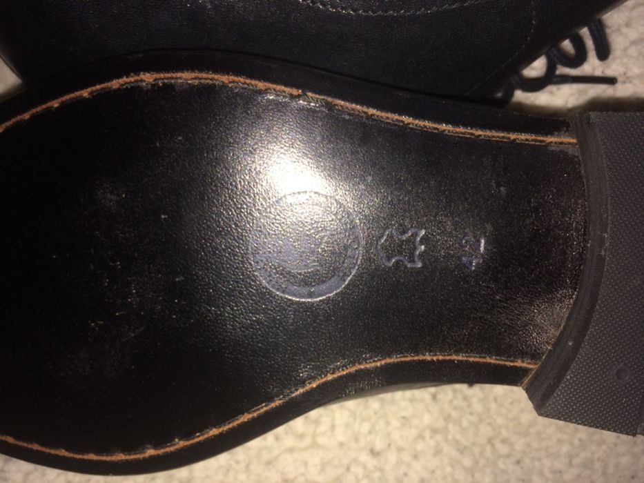 Sapatos em pele cosidos a mão