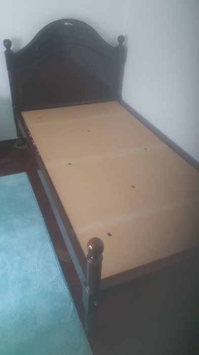 Cama de solteiro em madeira maciça