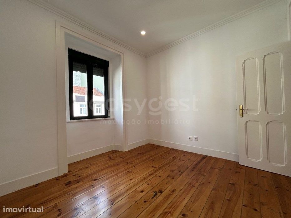Apartamento T1+1, versátil, com vista desafogada em Campo de Ouriqu...
