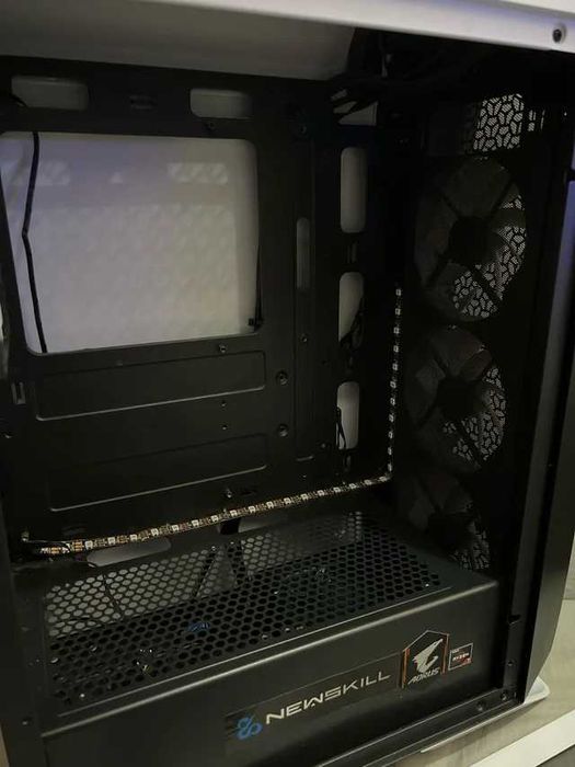 Caixa Aerocool ATX com RGB com ventoinhas