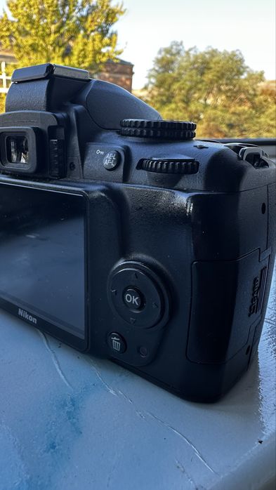 Nikon D3000 + об’єктив 18–55 мм