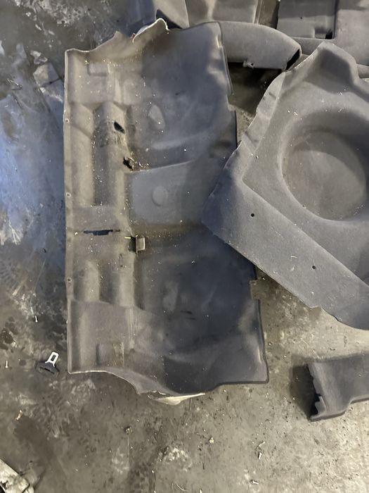 Wnętrze wykładzina bagażnika boczek mercedes w211