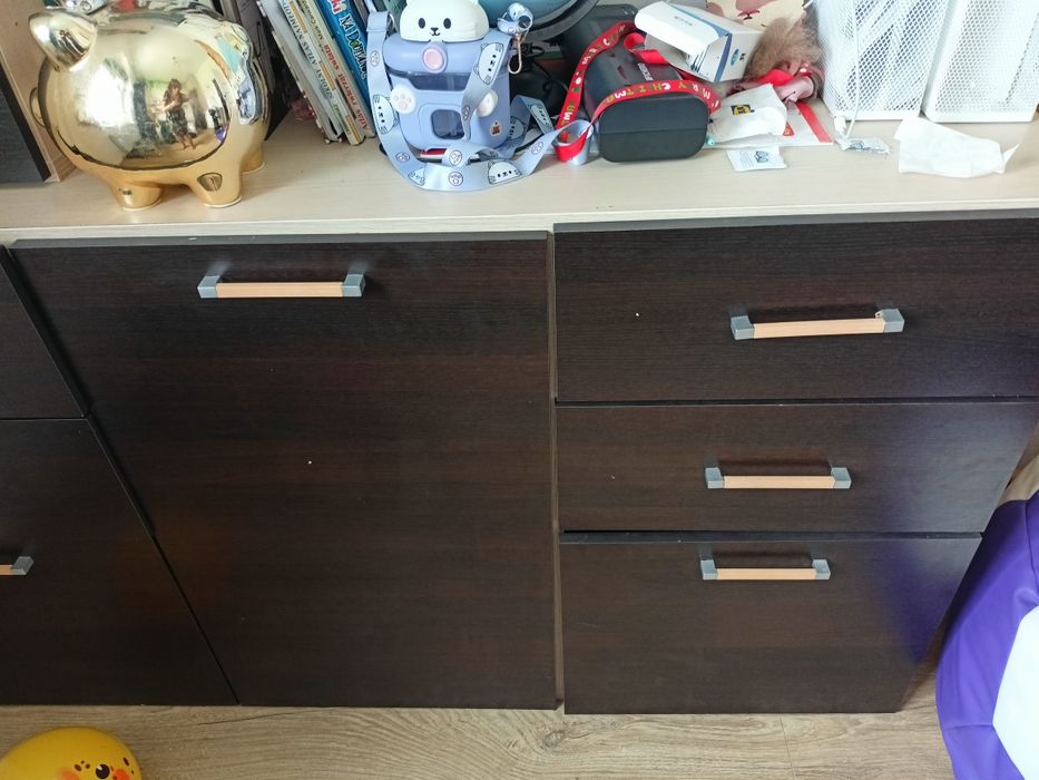 Zestaw mebli, szafa, komody.