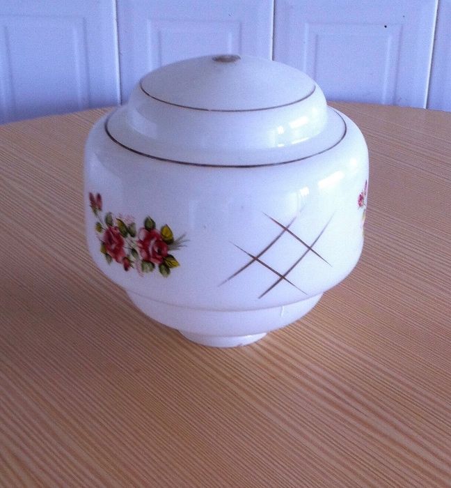 varios globos e lustres de candeeiro