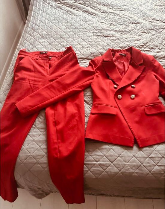 Костюм жіночий з брюками червоного кольору