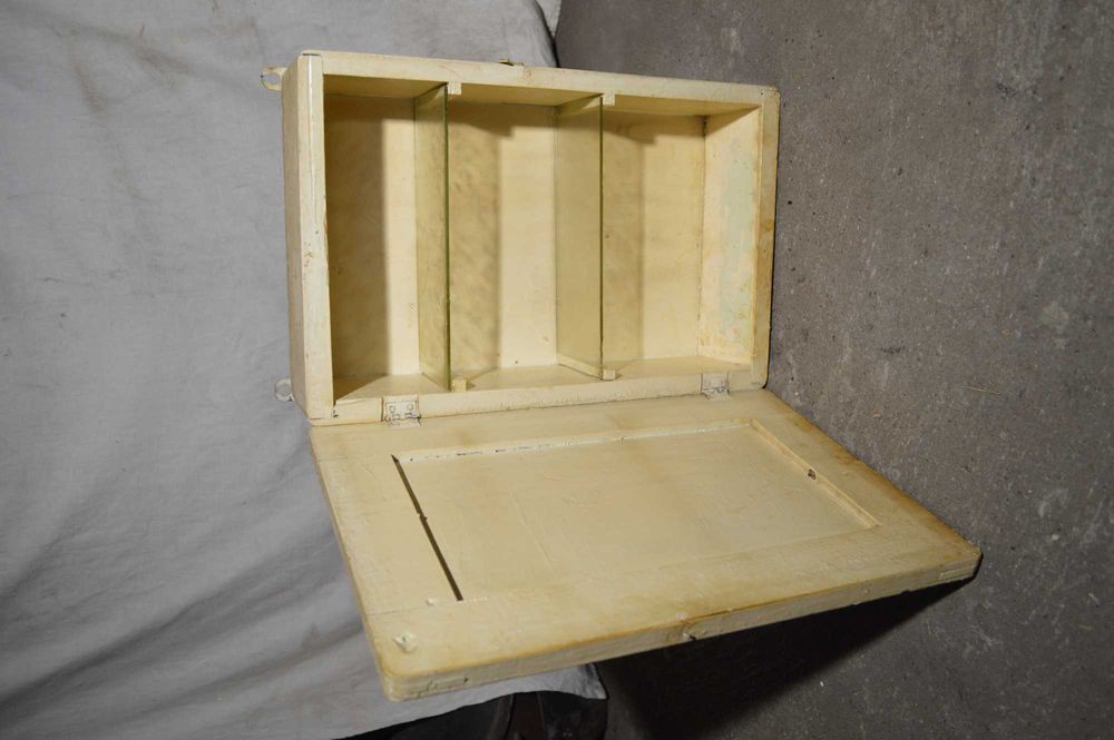 stara szafka apteczka prl drewniana