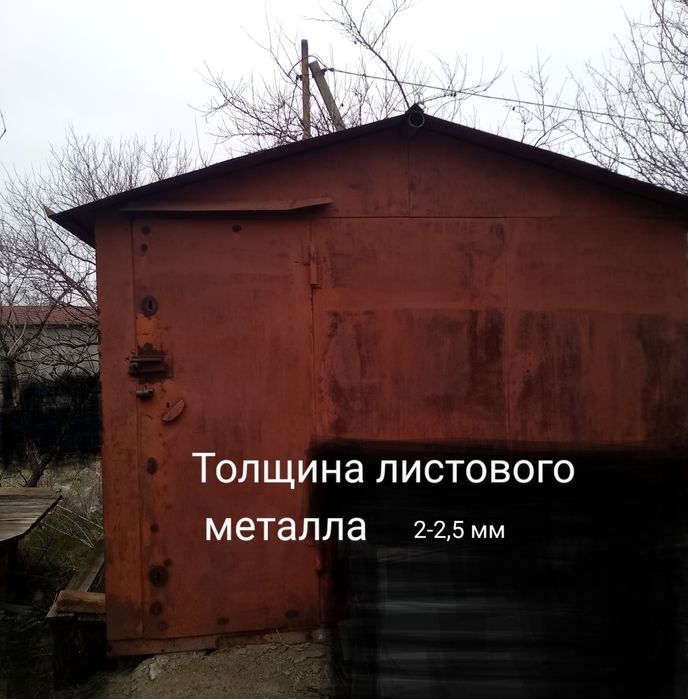 Дачный металлический домик.