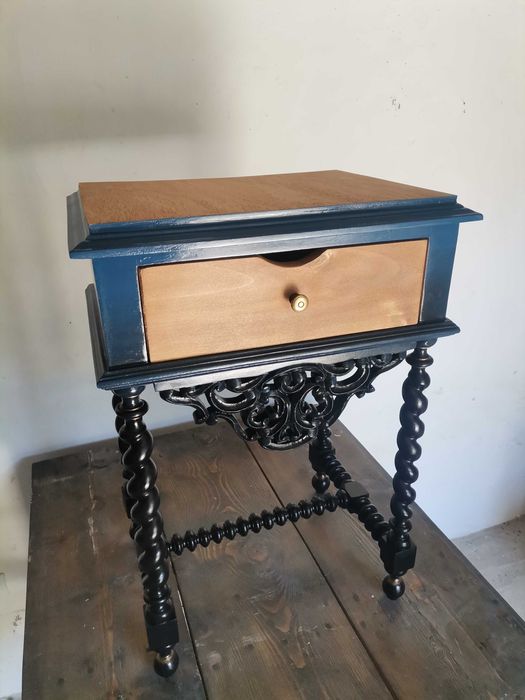 Mesa de apoio ou de cabeceira, recuperada, reciclada e reconstruída