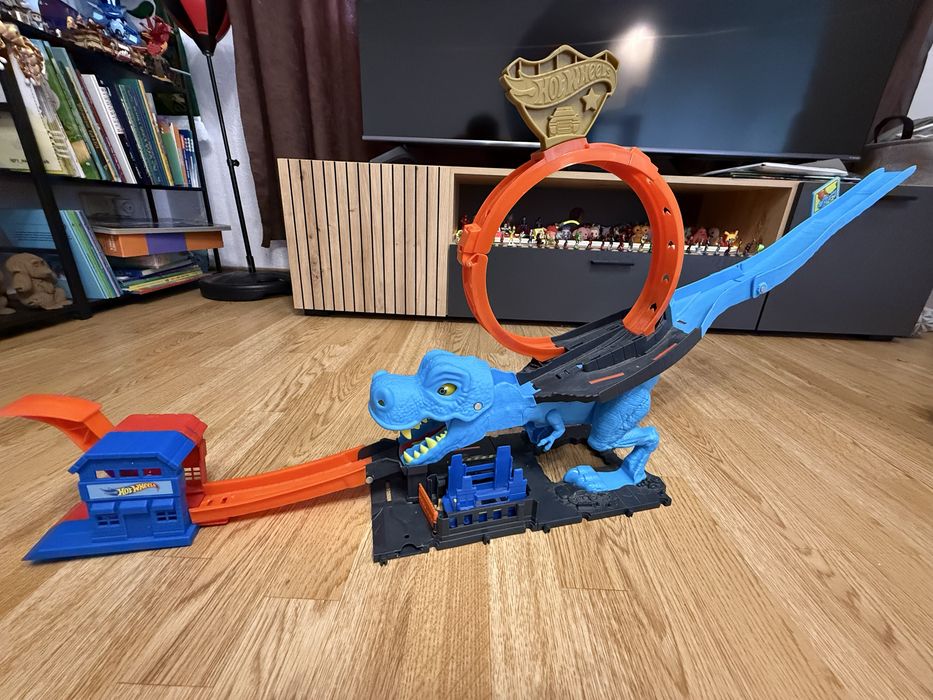 Ігровий набір Hot Wheels City Полювання Ті-Рекса