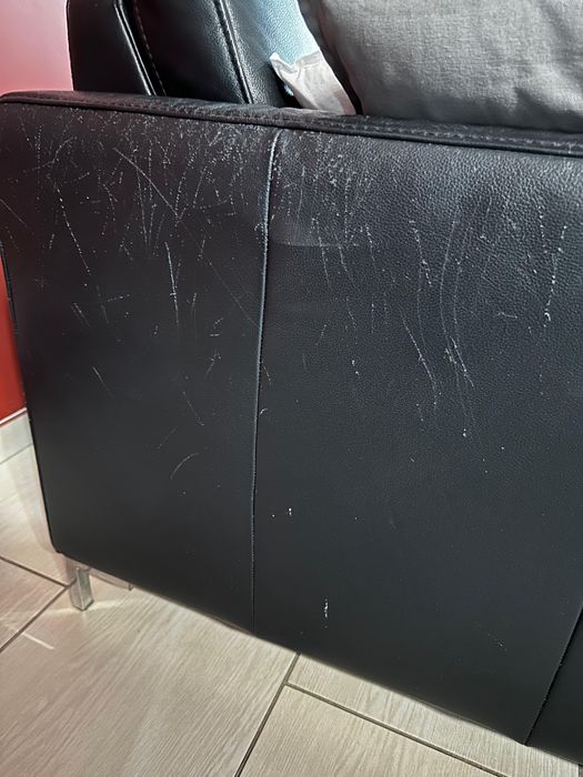 czarna skórzana sofa z “Etap Sofa” z funkcją spania