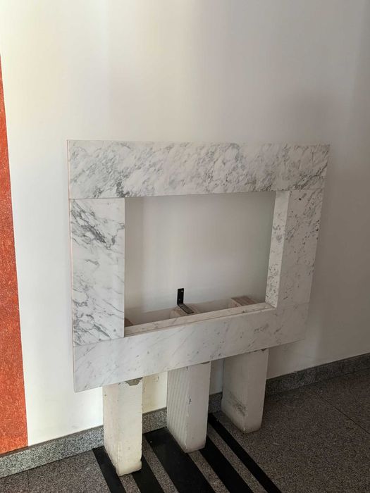 Elegancki Portal Kominkowy – Naturalny Marmur (Bianco Carrara)