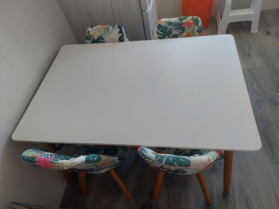 Conjunto de mesa e cadeiras de cozinha