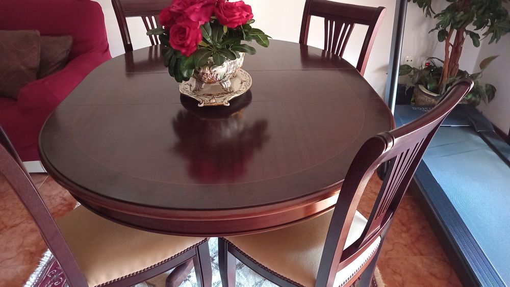 Mobília de sala mesa de sala redonda ilastica e quatro cadeiras e um b