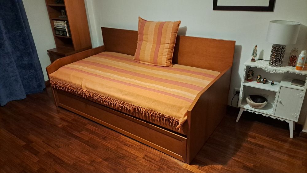 Estantes de sala e cama dupla em madeira cerejeira