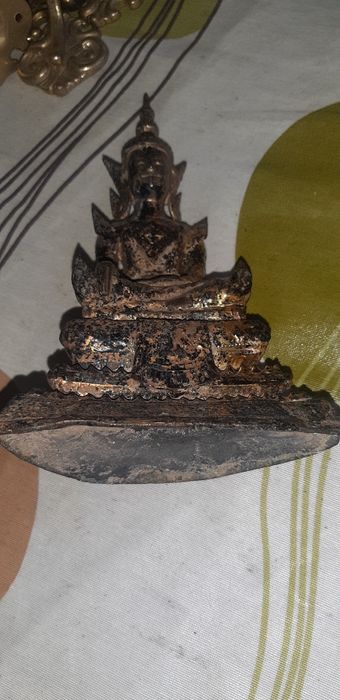 Cabides antigos em metal e buda