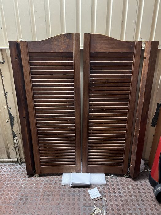 Portas batentes ao estilo velho oeste