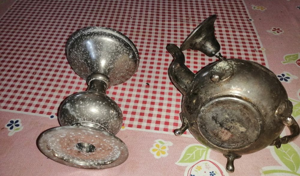 Duas peças de estanho