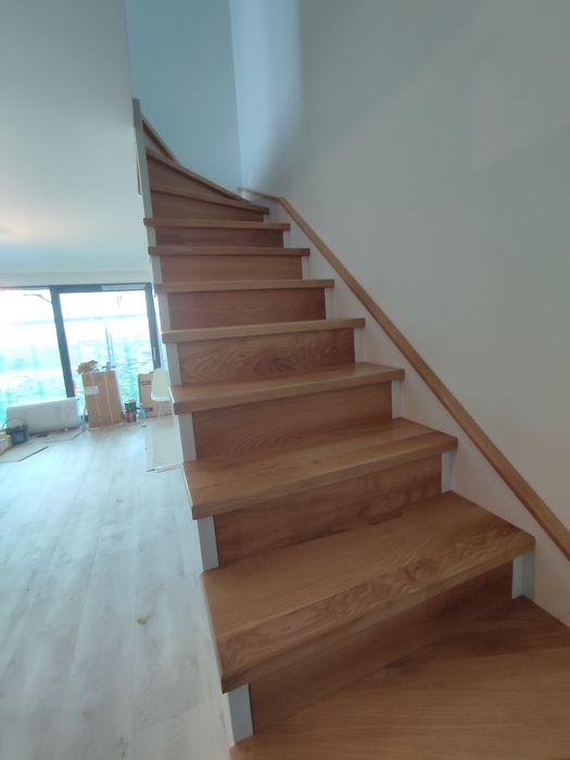 Stopnie i parapety z jesiona