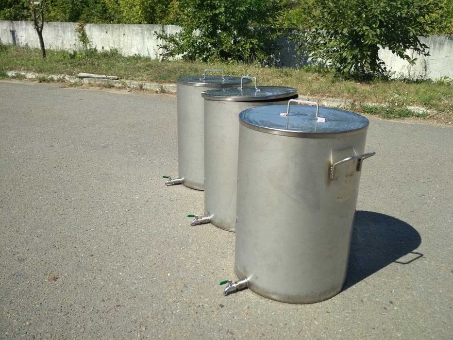 Бочка с нержавеющей стали. Емкость для вина. Резервуар пищевой.
