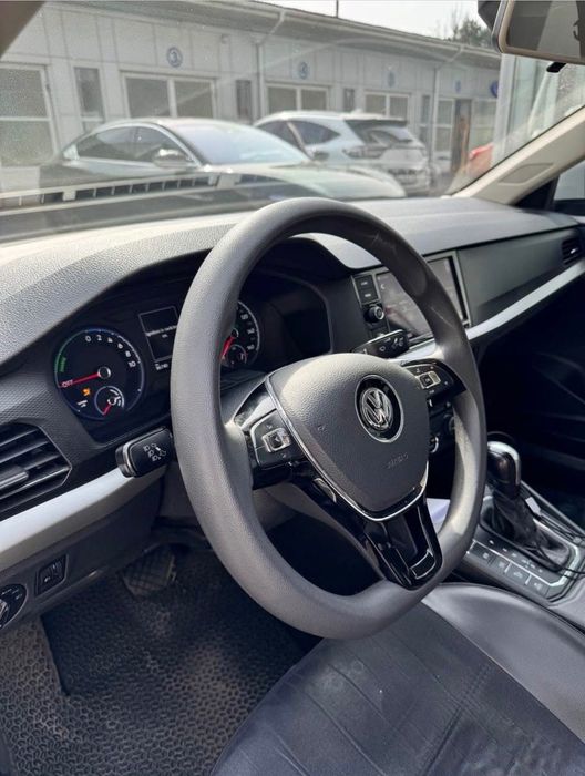 Оренда електроавтомобіля для роботи в такси VW e-Lavida