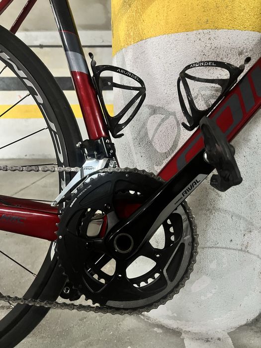 Bicicleta Tamanho M toda em carbono (menos as rodas)