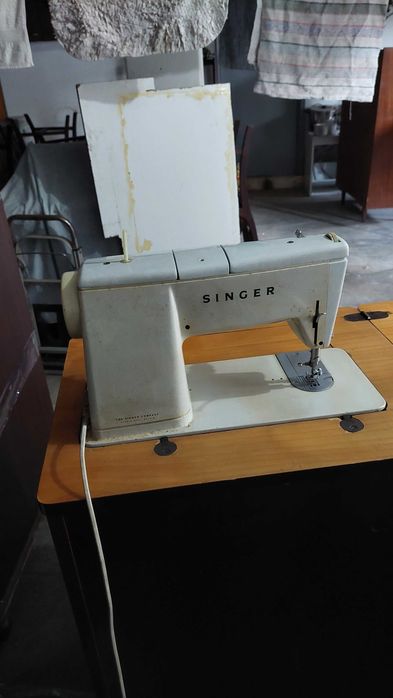 Máquina de costura Singer com armário