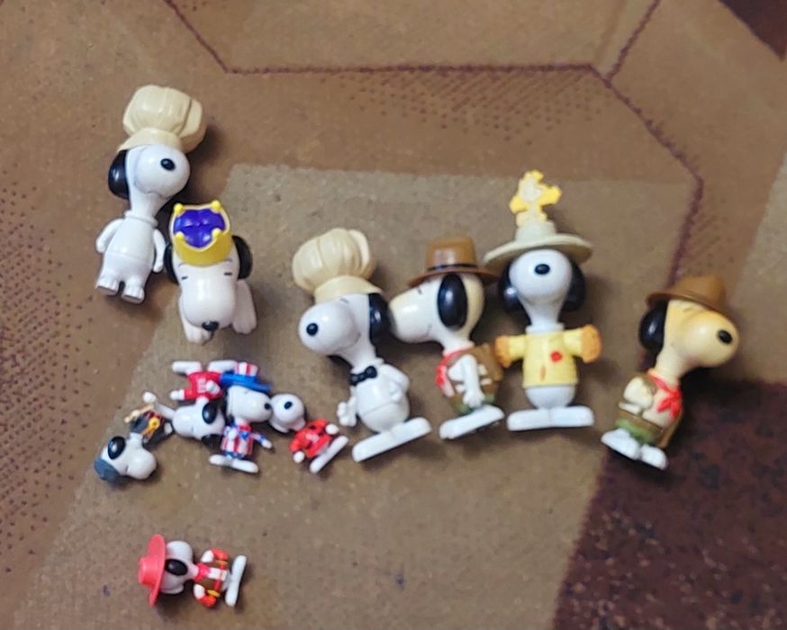 Продаються іграшки Snoopy та інші.