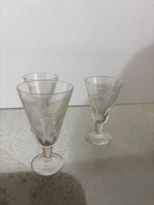 Conjunto de Copos e Taças em Vidro Gravado — 17 peças
