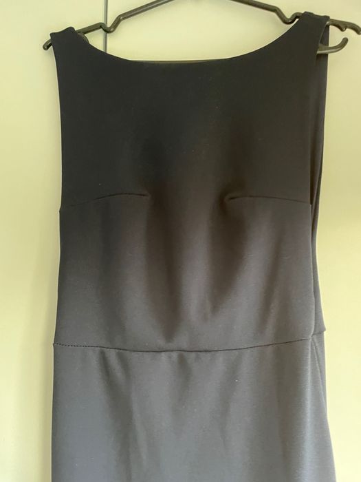 Elegancka sukienka z wyciętymi plecami