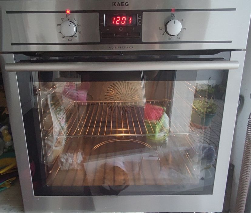 Fornos AEG em bom estado.