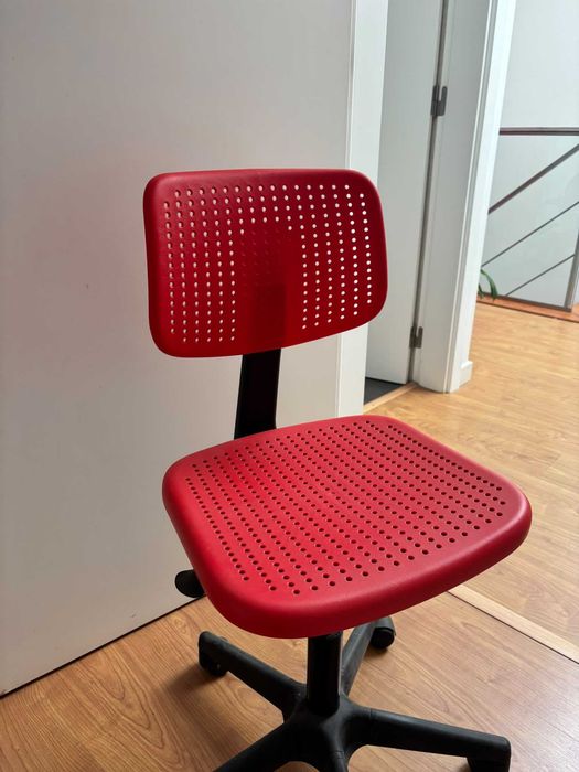 Cadeira de secretária IKEA ALRIK vermelha
