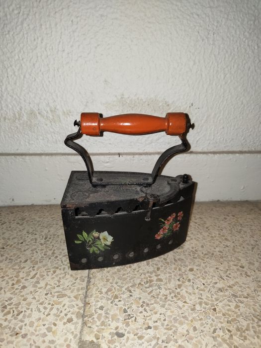 Ferro de engomar antigo.