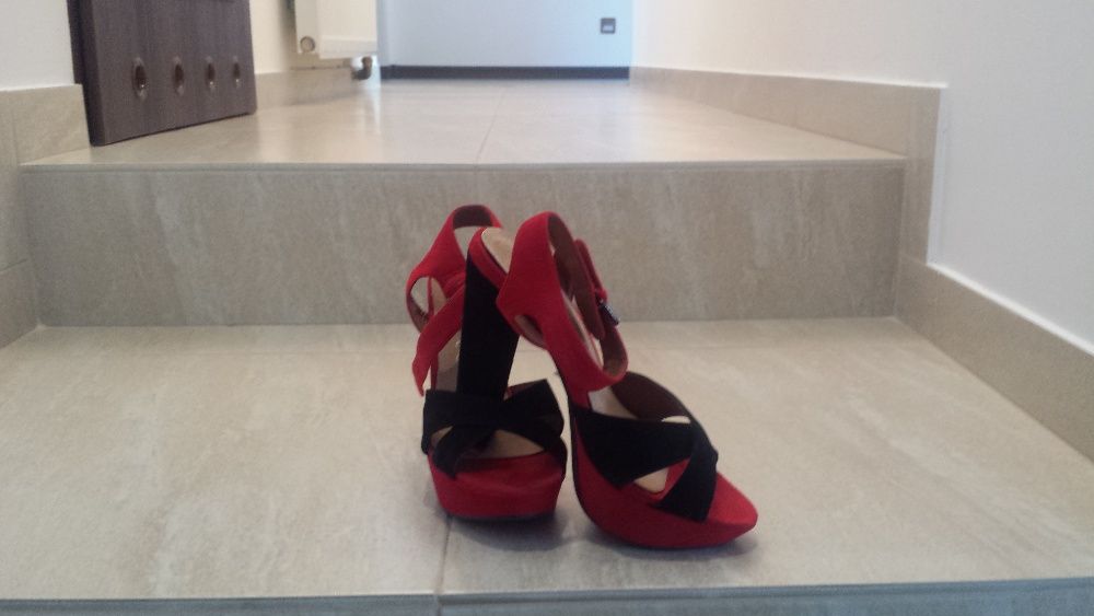 Sandałki na słupku r. 37