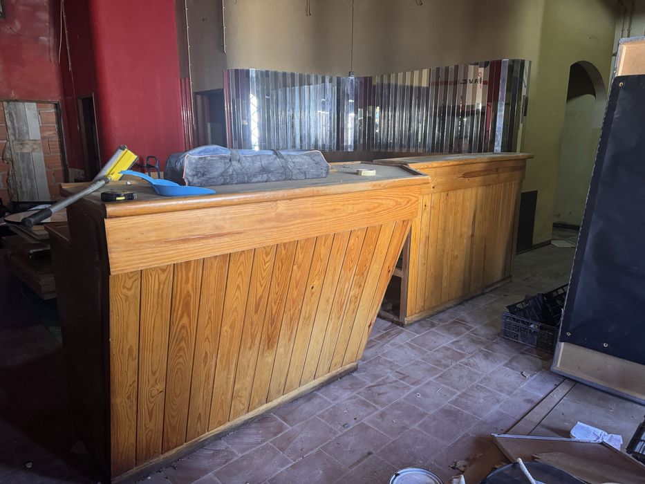 Balcão de Bar em Madeira Maciça com Lava-loiça – Estilo Rústico Profissional
