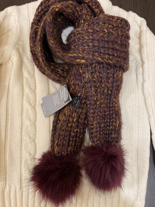 Шарф теплый с меховыми  помпонами