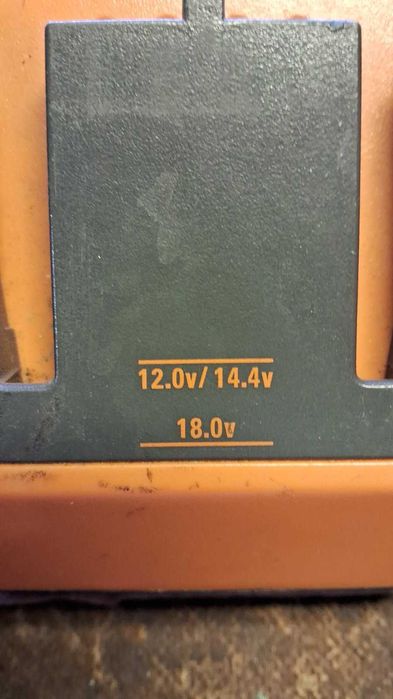 Зарядний пристрiй   АЕG AL 12 18 для iнструмента