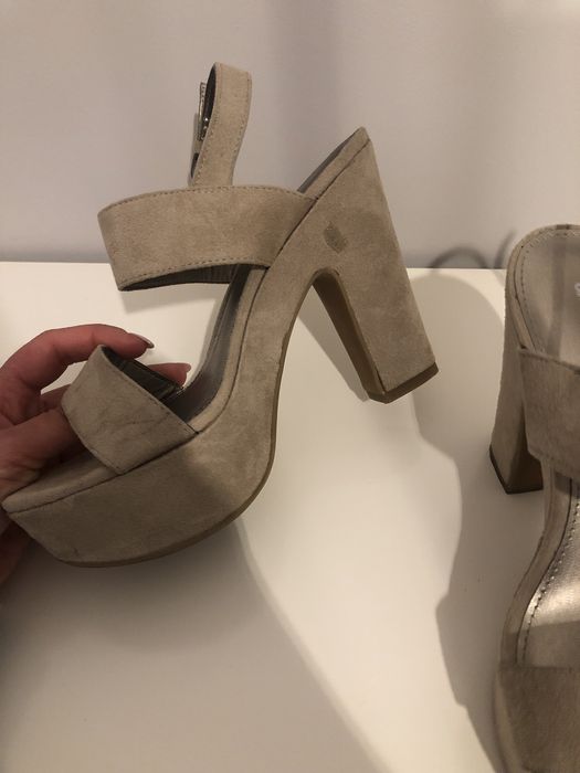 Buty na koturnie beżowe rozm. 38 graceland