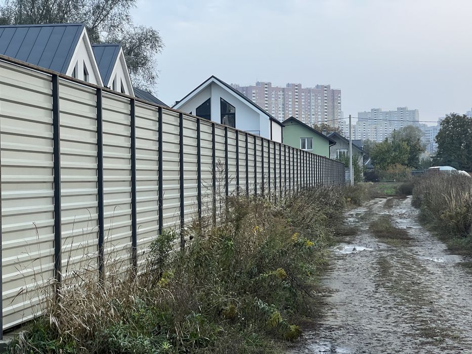 По земел уч 23сот в самом селе Погребы возле самого города Киева