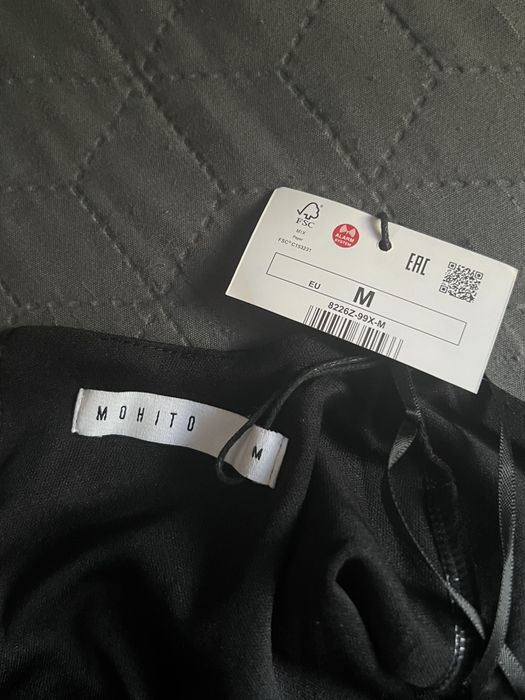 czarna ozdobna sukienka